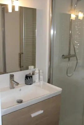 Salle de bains dans l'établissement Zenitude Place