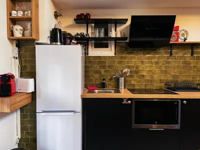 Cuisine ou kitchenette dans l'établissement L'hirondelle