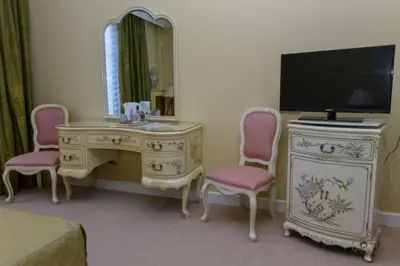 Télévision ou salle de divertissement dans l'établissement Hôtel de la cloche