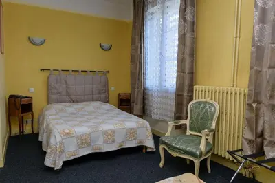 Un ou plusieurs lits dans un hébergement de l'établissement Hôtel de la cloche