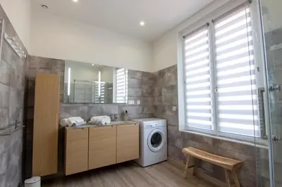 Salle de bains dans l'établissement Cocon d'Hiver - Netflix & Wifi - Parking Gratuit - check-in 24H24 - Kit Bébé disponible sur demande - Emplacement Vélos - GoodMarning