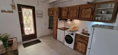 Cuisine ou kitchenette dans l'établissement Maison charmante climatisée avec aire de jeu à 35 minutes de Disneyland Paris