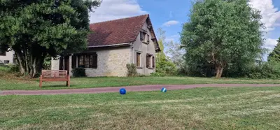 Jardin de l'établissement Maison charmante climatisée avec aire de jeu à 35 minutes de Disneyland Paris
