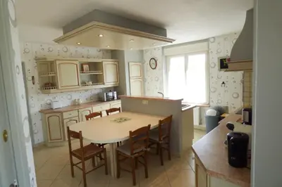 Cuisine ou kitchenette dans l'établissement gîte de Mauroy