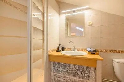 Salle de bains dans l'établissement l'Entracte, enjoy a 3 stars break in Sedan