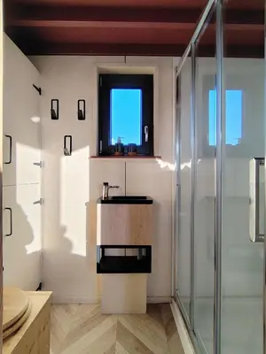 Salle de bains dans l'établissement La Tiny House de l'Ouchette