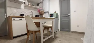 Cuisine ou kitchenette dans l'établissement Appartement au rez-de-chaussée avec jardin privé