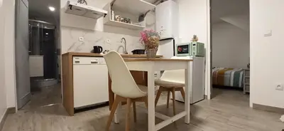 Cuisine ou kitchenette dans l'établissement Appartement au rez-de-chaussée avec jardin privé