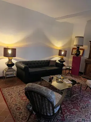 Coin salon dans l'établissement Relais Napoléonien Gîte historique au vert, 1h de Paris