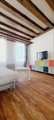Un ou plusieurs lits dans un hébergement de l'établissement Superbe Studio Bord de Marne