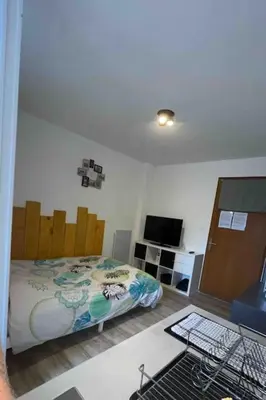 Télévision ou salle de divertissement dans l'établissement Logement 2 personnes.