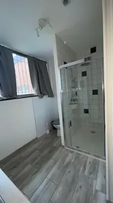 Salle de bains dans l'établissement Logement 2 personnes.
