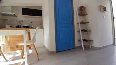 Cuisine ou kitchenette dans l'établissement Maisonnette entière et privée, 600m de la gare