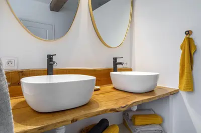 Salle de bains dans l'établissement L'Escapade de Pierrefonds au pied du château - Your Sweet Loc