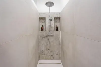 Salle de bains dans l'établissement L'Escapade de Pierrefonds au pied du château - Your Sweet Loc