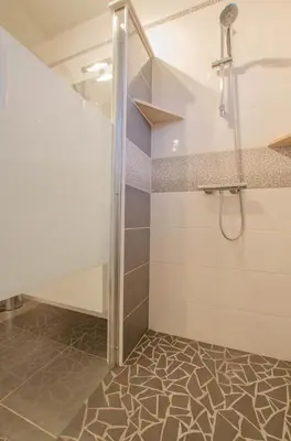 Salle de bains dans l'établissement Gîte 10G263