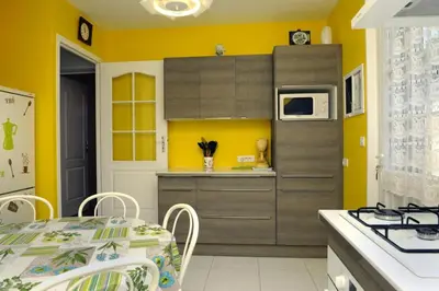Cuisine ou kitchenette dans l'établissement Le claujovin