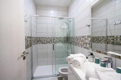 Salle de bains dans l'établissement Soleil d'Été - Netflix & Wifi - Balcon - Climatisation - Parking Gratuit - check-in 24H24 - Emplacement Vélos - GoodMarning