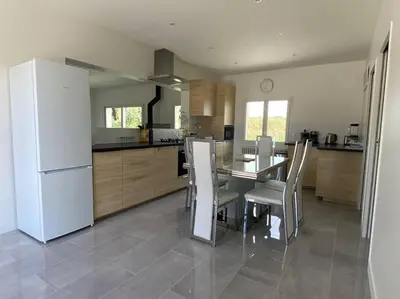 Cuisine ou kitchenette dans l'établissement Maison tout confort dans la nature à côté de Disneyland Paris