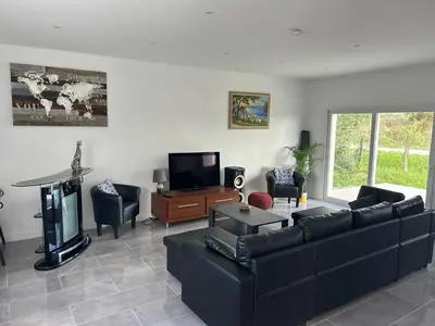 Télévision ou salle de divertissement dans l'établissement Maison tout confort dans la nature à côté de Disneyland Paris