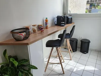 Plateau bouilloire dans l'établissement Magnifique appartement avec garage privé et terrasse