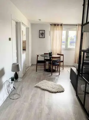 Coin salon dans l'établissement Le Jules - Ambiance anglaise