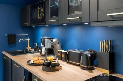 Cuisine ou kitchenette dans l'établissement Suites Mana- Studio Art Ducal avec Terrasse sur l'arrière de la Place Ducale Parking inclus