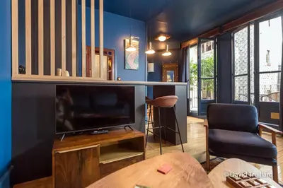 Télévision ou salle de divertissement dans l'établissement Suites Mana- Studio Art Ducal avec Terrasse sur l'arrière de la Place Ducale Parking inclus