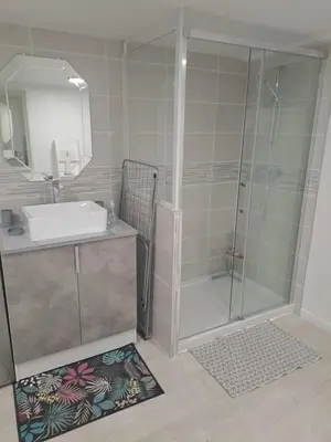 Salle de bains dans l'établissement Maison confort et repos