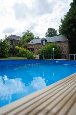 Piscine de l'établissement Le Petit Chateau ou située à proximité