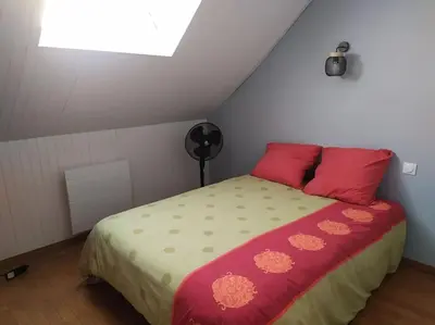 Un ou plusieurs lits dans un hébergement de l'établissement Charmante maison dans village