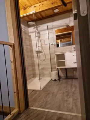 Salle de bains dans l'établissement Gîte de l'étoile, 6 pers. spacieux avec extérieur