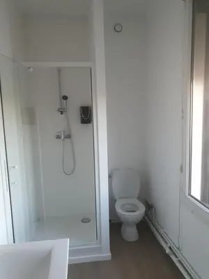 Salle de bains dans l'établissement Hotel Aux Bons Amis