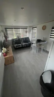 Coin salon dans l'établissement Mobil-home camping 4 étoiles N35