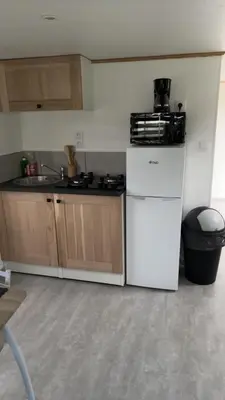 Cuisine ou kitchenette dans l'établissement Mobil-home camping 4 étoiles N35