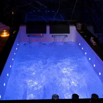 Piscine de l'établissement Suite Spa Sauna - Charleville - UNE PARENTHESE ARDENNAISE ou située à proximité
