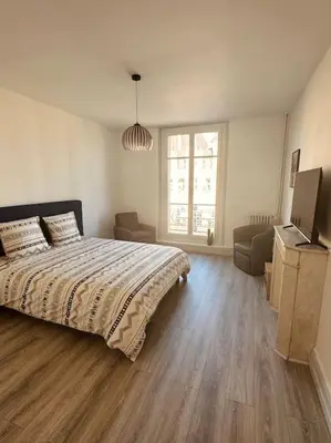 Un ou plusieurs lits dans un hébergement de l'établissement Studio de la Belle Vue