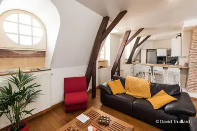 Coin salon dans l'établissement Suite Mana - Maui - Grand Loft en duplex avec Vue sur Place Ducale Parking inclus