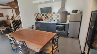 Cuisine ou kitchenette dans l'établissement La goutelle
