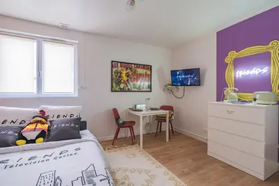 Télévision ou salle de divertissement dans l'établissement ExploreReims - the Friendliest place proche gare et centre