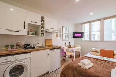 Cuisine ou kitchenette dans l'établissement ExploreReims - Malibu beachhouse proche gare et centre