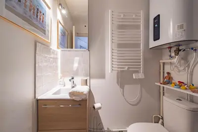 Salle de bains dans l'établissement ExploreReims - Malibu beachhouse proche gare et centre