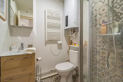Salle de bains dans l'établissement ExploreReims - Malibu beachhouse proche gare et centre