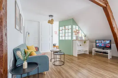Télévision ou salle de divertissement dans l'établissement Le Petit Refuge au calme de la campagne avec place de parking
