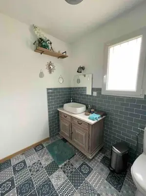 Salle de bains dans l'établissement GITE DES MARAIS
