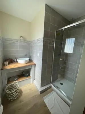 Salle de bains dans l'établissement GITE DES MARAIS