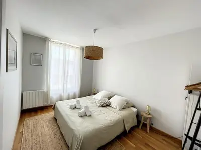 Un ou plusieurs lits dans un hébergement de l'établissement Le Agathe - Urbain et Bohème