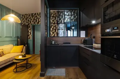 Cuisine ou kitchenette dans l'établissement Maison en centre ville avec extérieur
