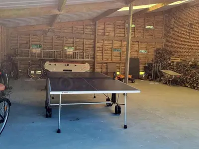 Tennis de table au sein de l'établissement Maison indépendante en lisière de bois avec cheminée, vélos et animaux acceptés - FR-1-532-20 ou à proximité