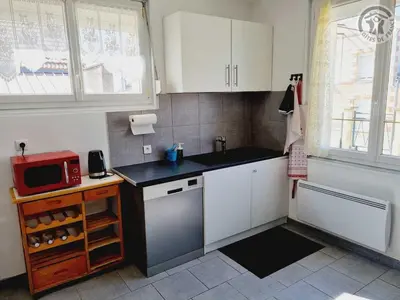 Cuisine ou kitchenette dans l'établissement Maison paisible avec jardin, animaux bienvenus, parking privé - FR-1-532-21